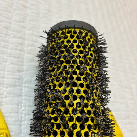 3/$20! Drybar 2.5in barrel brush and clip set - Picture 3 of 3